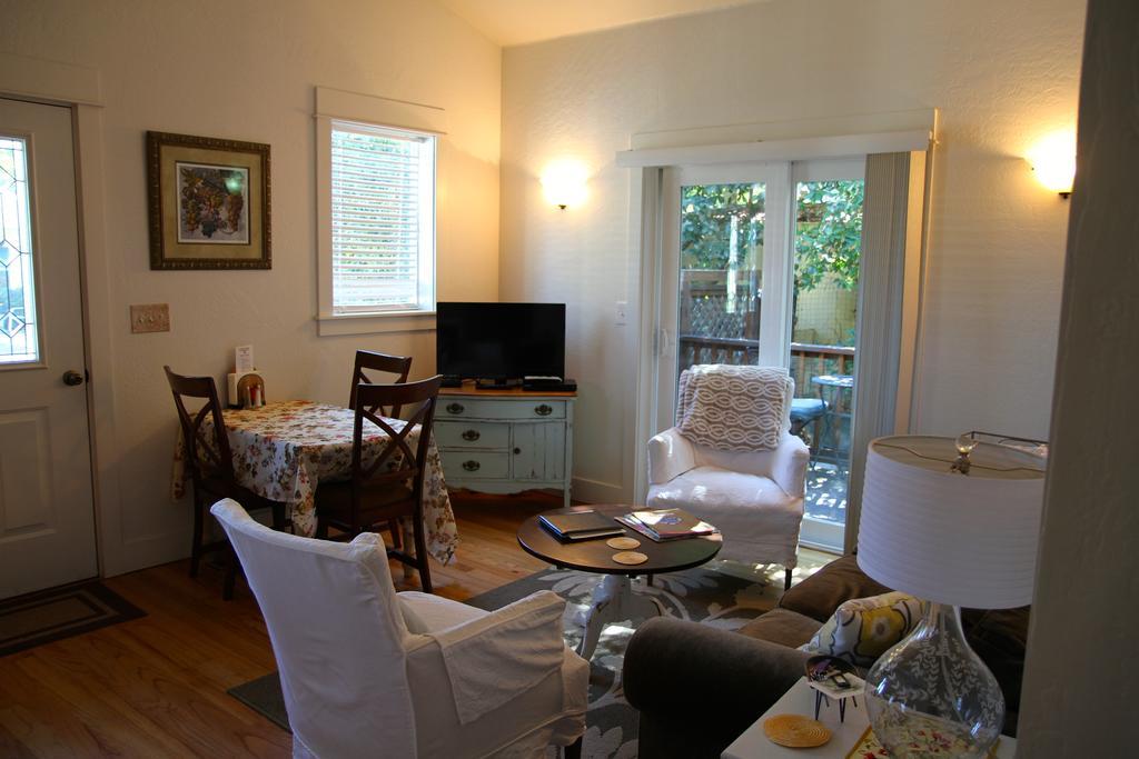 Second Street Cottages Ashland Room photo